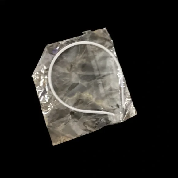 NWT BRIDAL TOTE WITH WEDDING ACCESSORIES. THE PERFECT GIFT PACKAGE - Picture 9 of 11